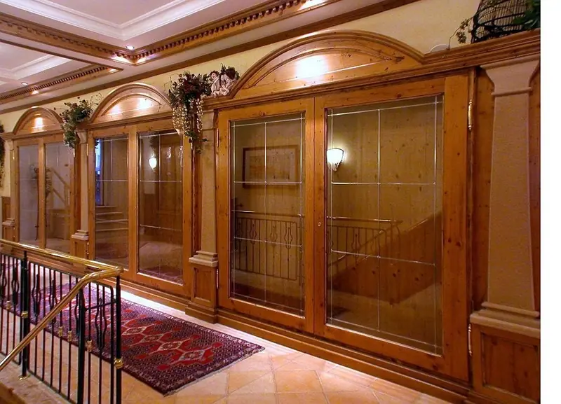Gaststätte mit Wandvertäfelung aus Holz mit verglasten Feldern und Rundbögen